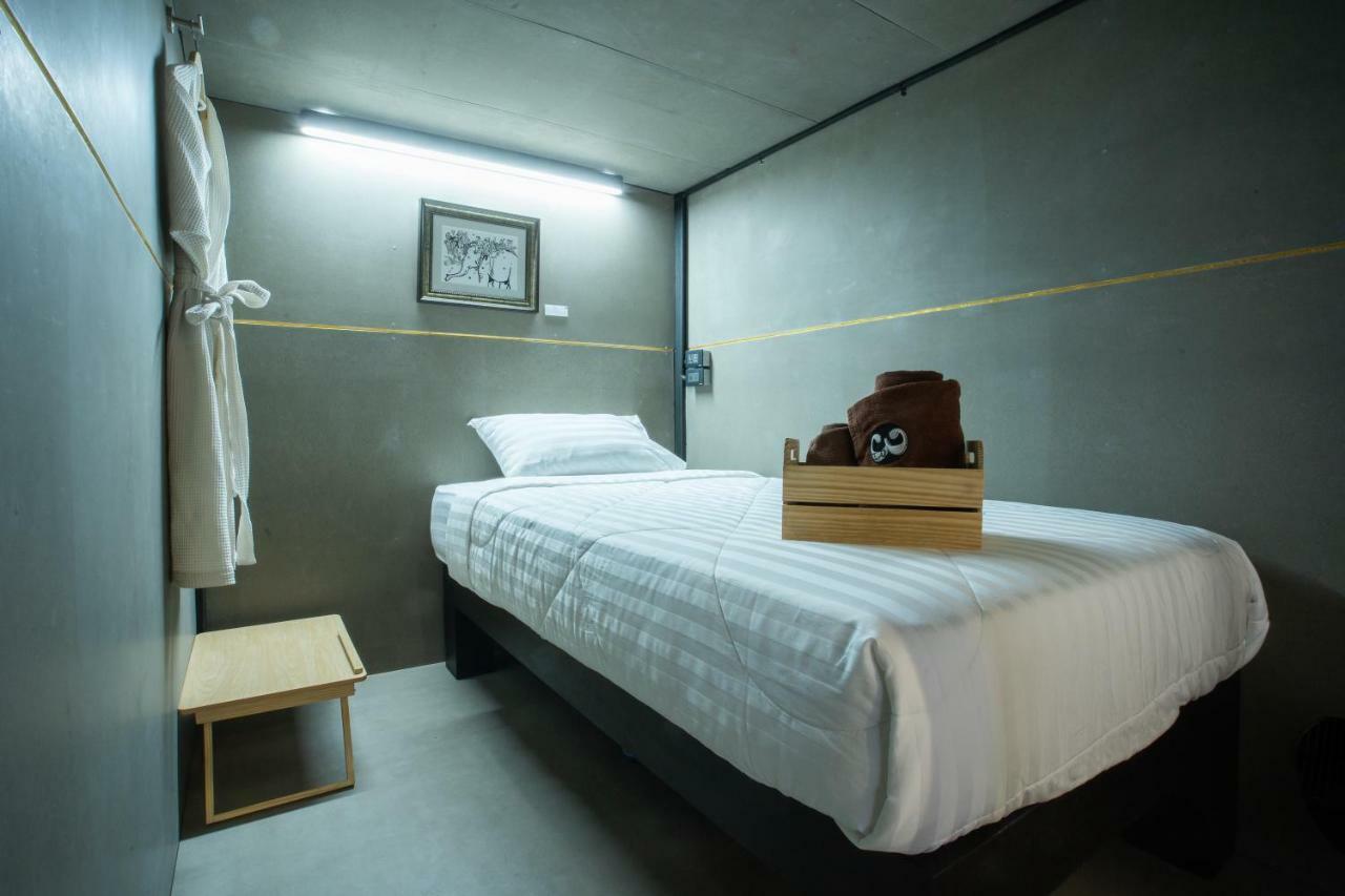 Third Rock Hostel Bangkok Esterno foto