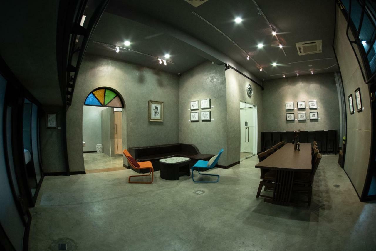 Third Rock Hostel Bangkok Esterno foto