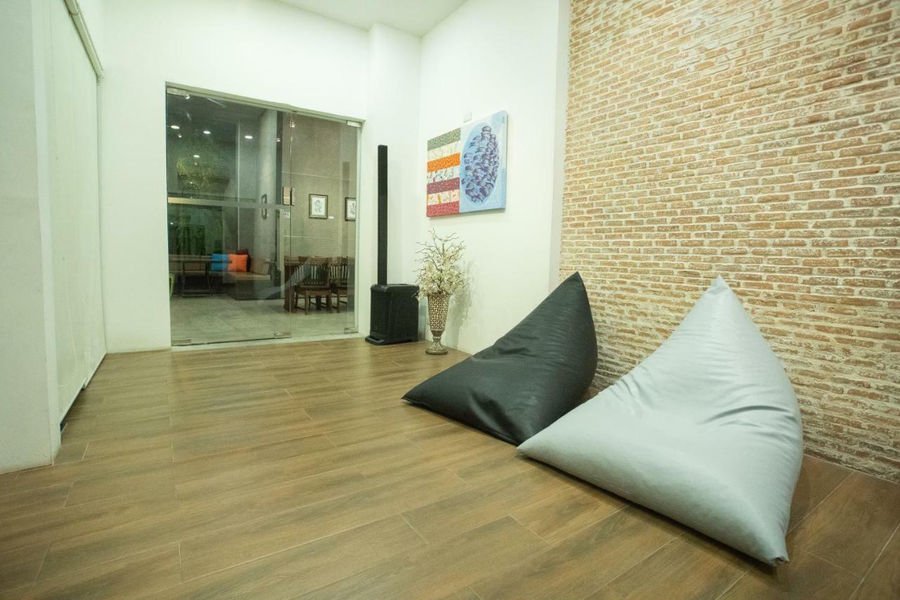 Third Rock Hostel Bangkok Esterno foto