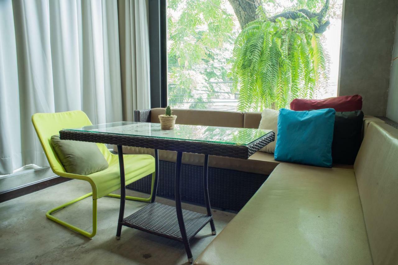 Third Rock Hostel Bangkok Esterno foto